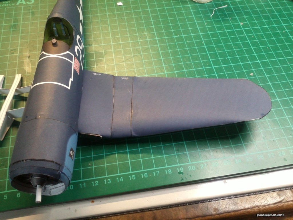 f4u033