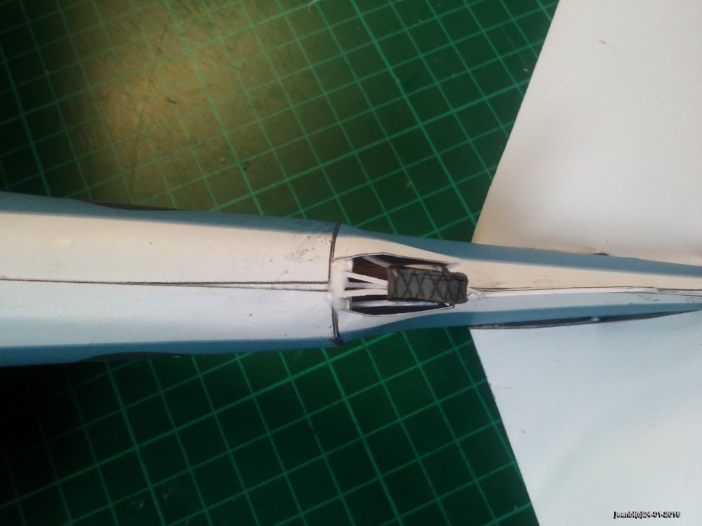 f4u049